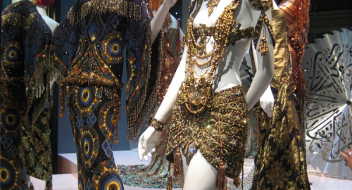Il Met dedica una mostra a John Galliano, tra genio creativo e antisemitismo